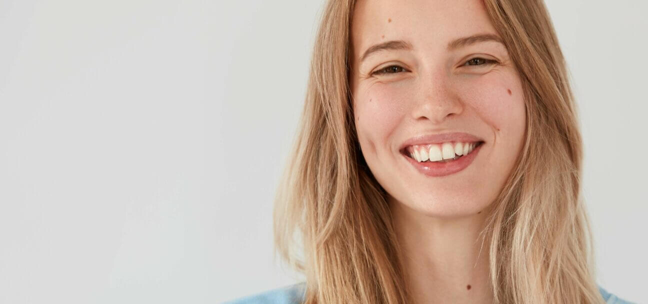 Veneers (auch Zahnverblendungen oder Verblendschalen genannt) sind hauchdünne, lichtdurchlässige Schalen, die auf die Frontzähne geklebt werden. Sie dienen dazu, Zahnform und -farbe ästhetisch zu optimieren.