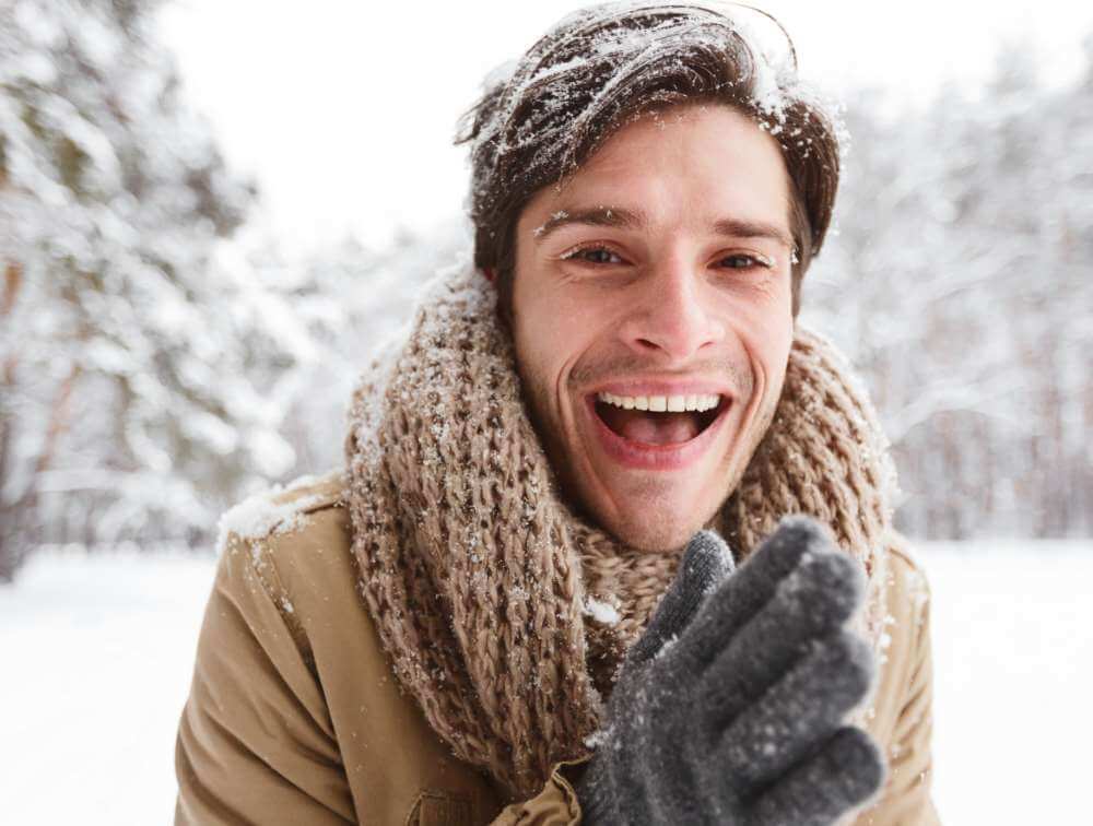 Es schneit, es schneit! Juhuu, nichts wie raus! Mit den Kindern in die Schneeballschlacht, Schneemänner bauen – Iglus, und Riesenspaß haben!