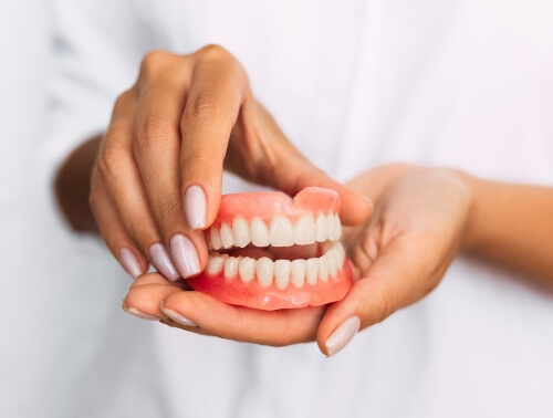 Gottseidank gibt es die dritten Zähne. Wir freuen uns darüber. Was für ein Ereignis, wenn ein Zahn aus dem Mund unseres Kindes hervorspitzelt? Die ersten Zähne, die Milchzähne, kommen!